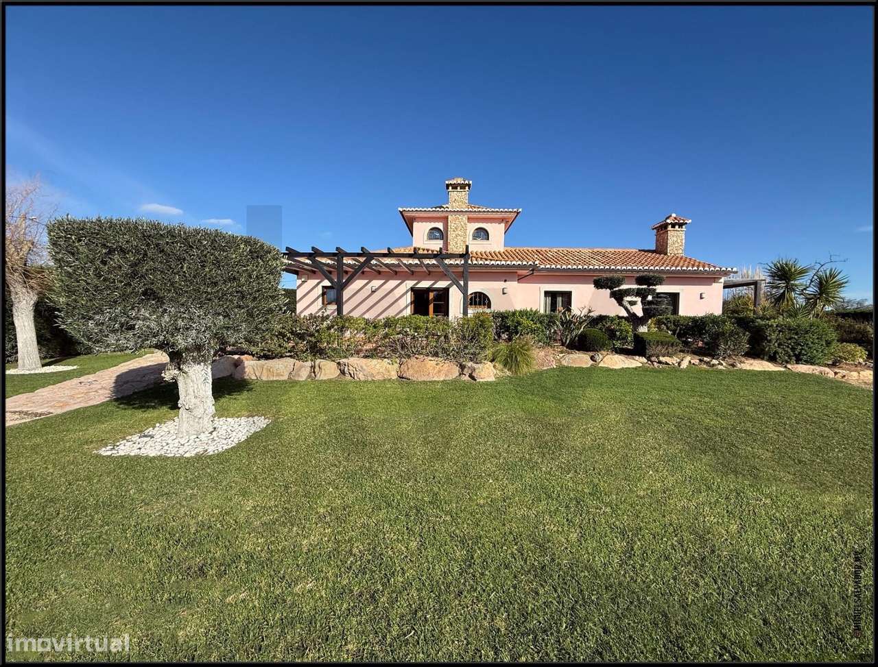 Moradia T3 de arquitetura Toscana, pelo arquiteto de renome Mário Novi - Grande imagem: 4/43