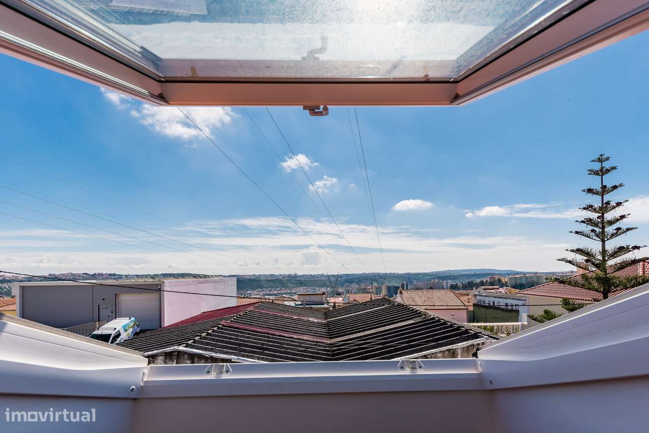 Moradia Isolada com 5 quartos| 2 Suite | Garagem e Sótão | 5m Metro-43