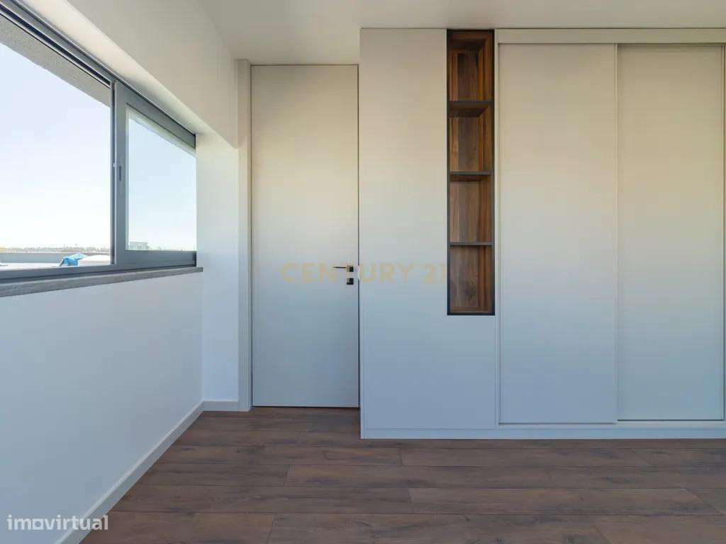 Apartamento Remodelado com Terraço no Cristal Atrium – Centro da Marin-7
