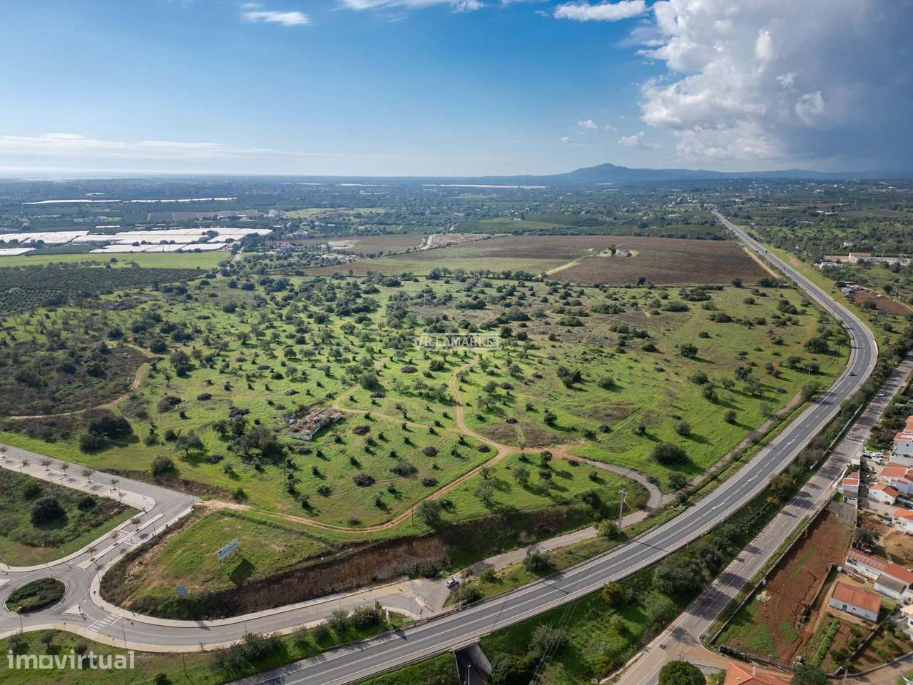 Terreno urbano com 21,8 hectares situado na ligação entre a A22 e o ce-8