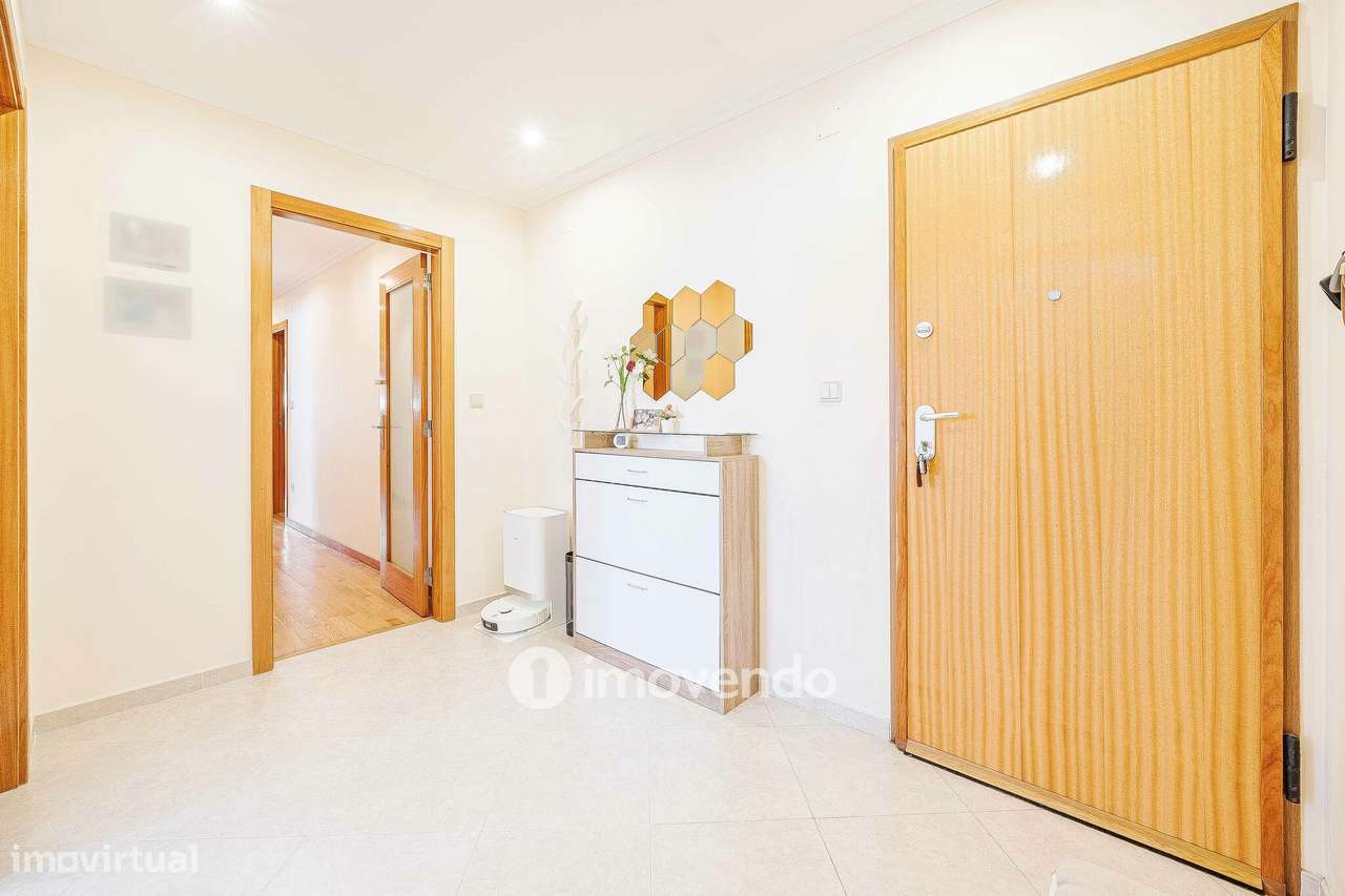 Apartamento T2, com estacionamento e arrecadação, em Vialonga-34