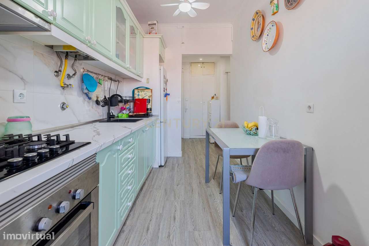 Apartamento T2/3  remodelado com excelente luminosidade e varanda fech-7