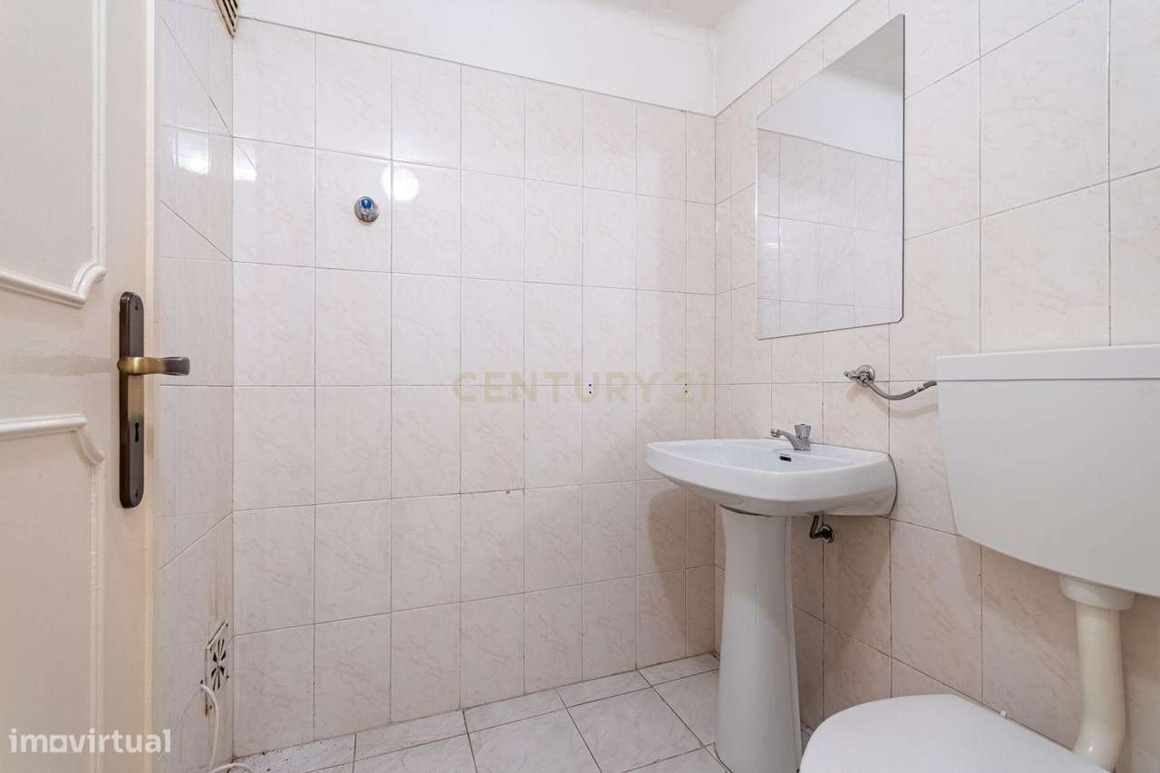 Loja para Venda em Odivelas – 91 m² | Junto ao Metro | Potencial para-11