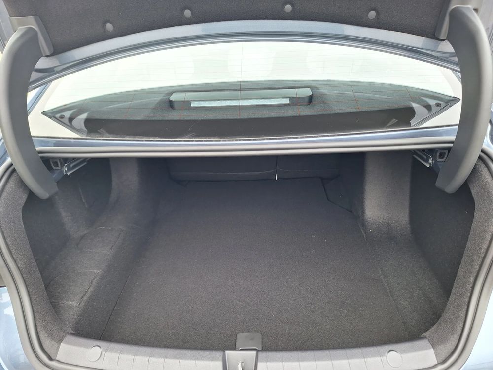 Zasięg 1050 km / Kamera cofania / Ekran 12,8 ''