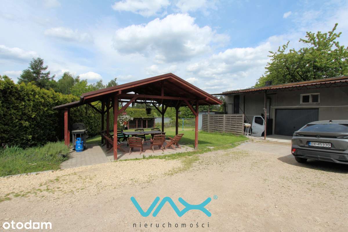 Dom w centrum, duża działka, garaże-12