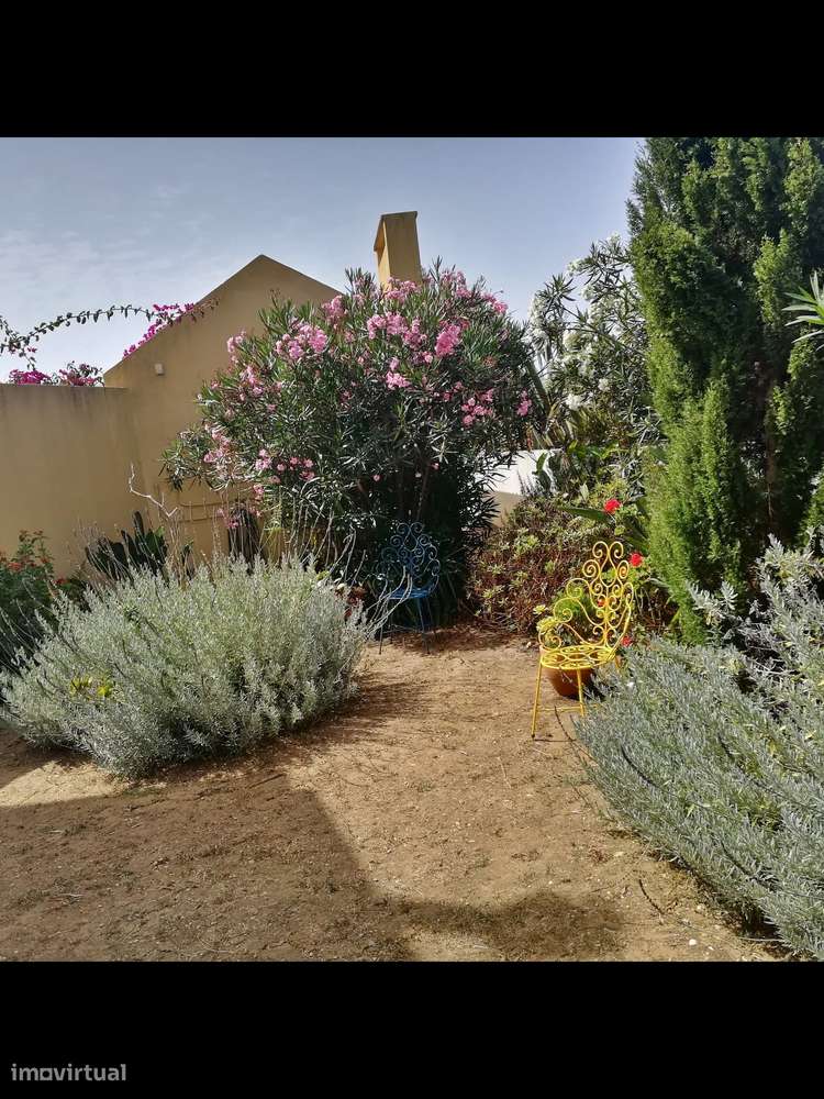 Magnífica propriedade constituída por moradia bi-familiar e armazém.-23