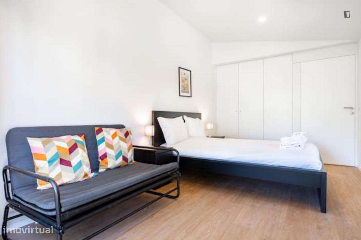 Quarto - localizado em Lordelo do Ouro Porto - Grande imagem: 4/17