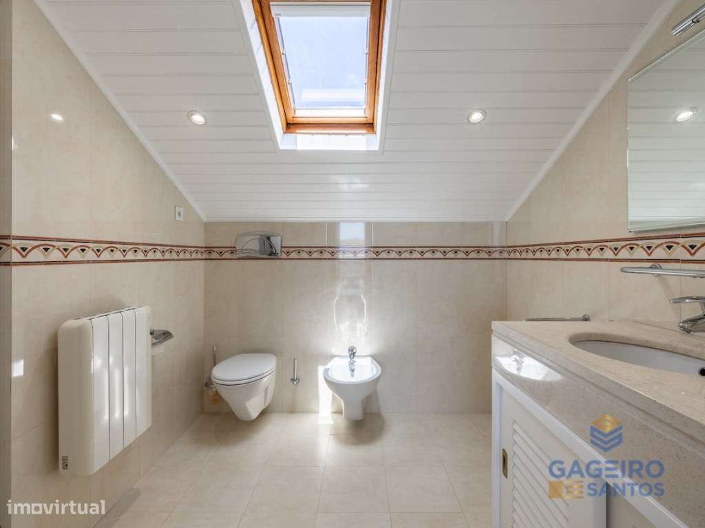 Apartamento Único com Charme Histórico e Conforto Moderno a Passos ...-32