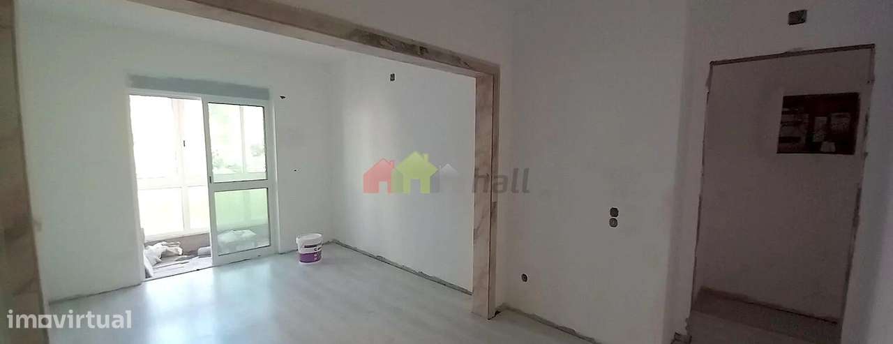 Apartamento T2 Renovado na Camarinha em Setúbal-4