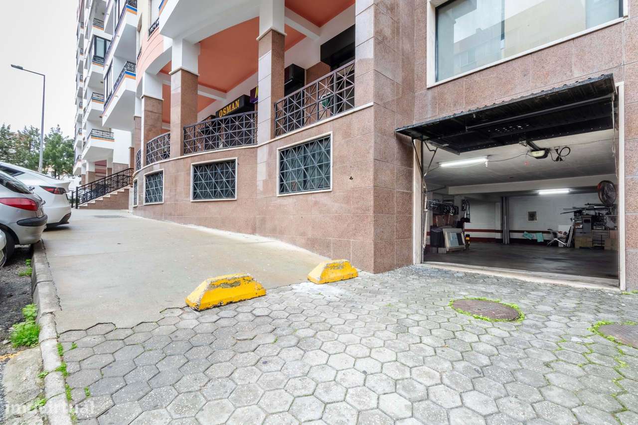 Apartamento T2 Remodelado c/ Lugar de Estacionamento em Mem Martins, S-36