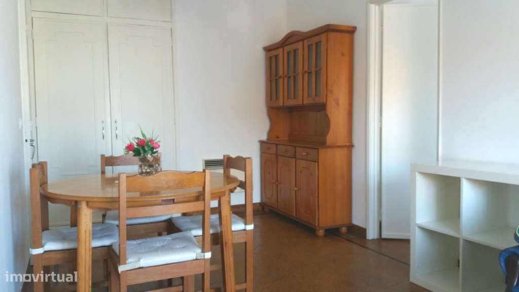 T1 mobilado e equipado. Varandas e vidros-duplos. Elevador. Cp Ourique - Grande imagem: 4/10