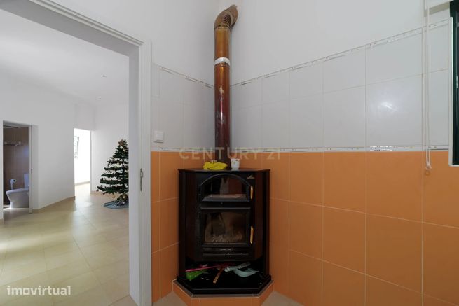 Moradia Tradicional Algarvia com Anexo e Terreno Amplo em Casa Branca,-18