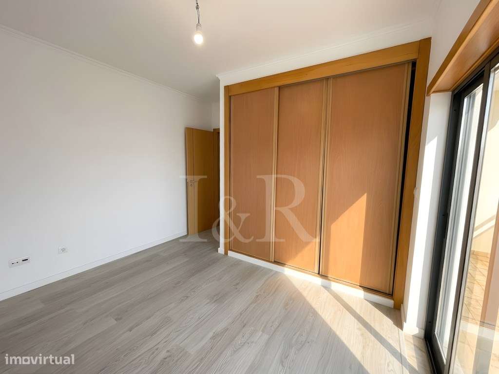 Moradia T5 com varandas, jardim e garagem no Feijó, Almada-27