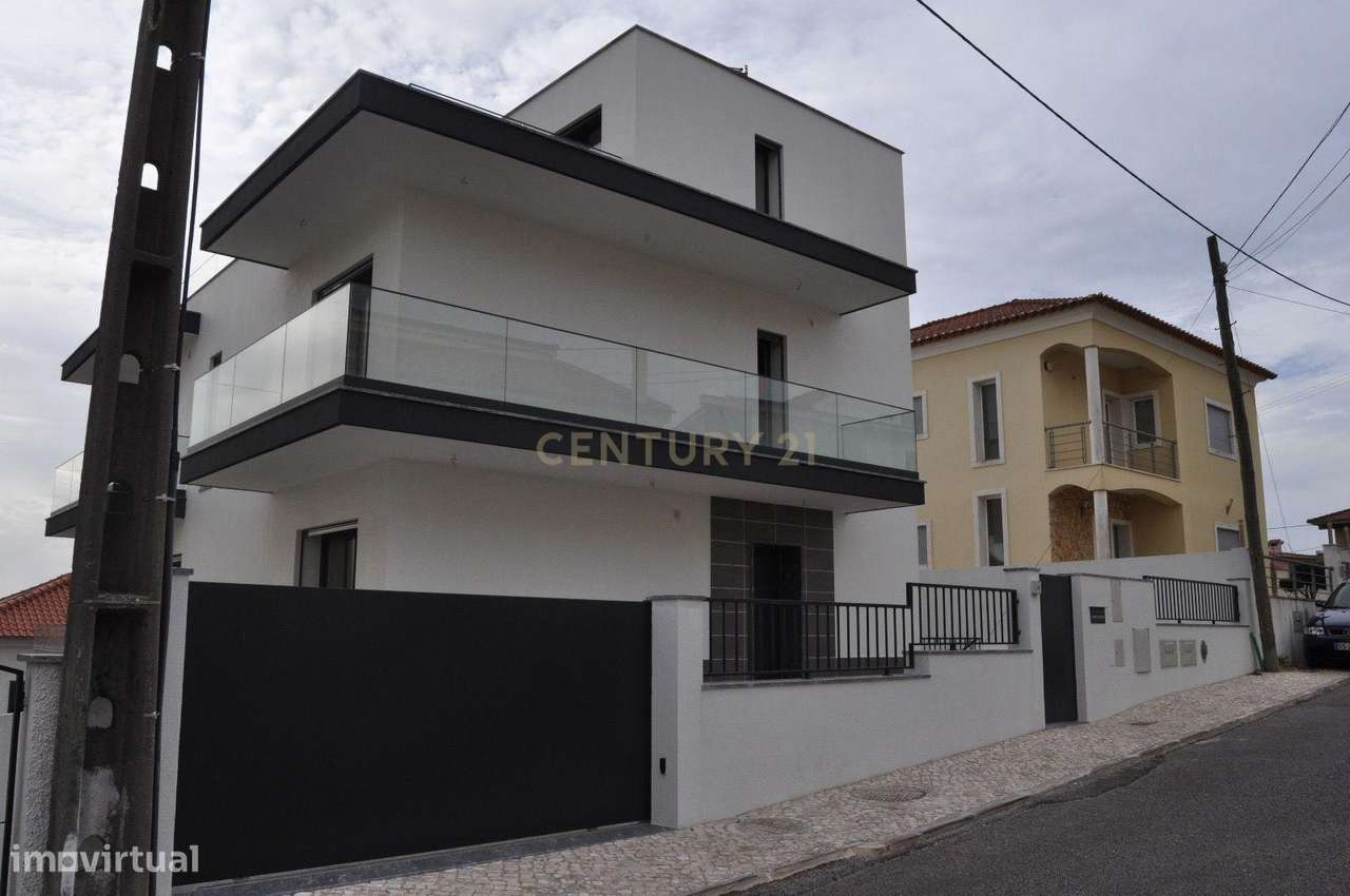 Moradia T4+1 Contemporânea com Piscina-1