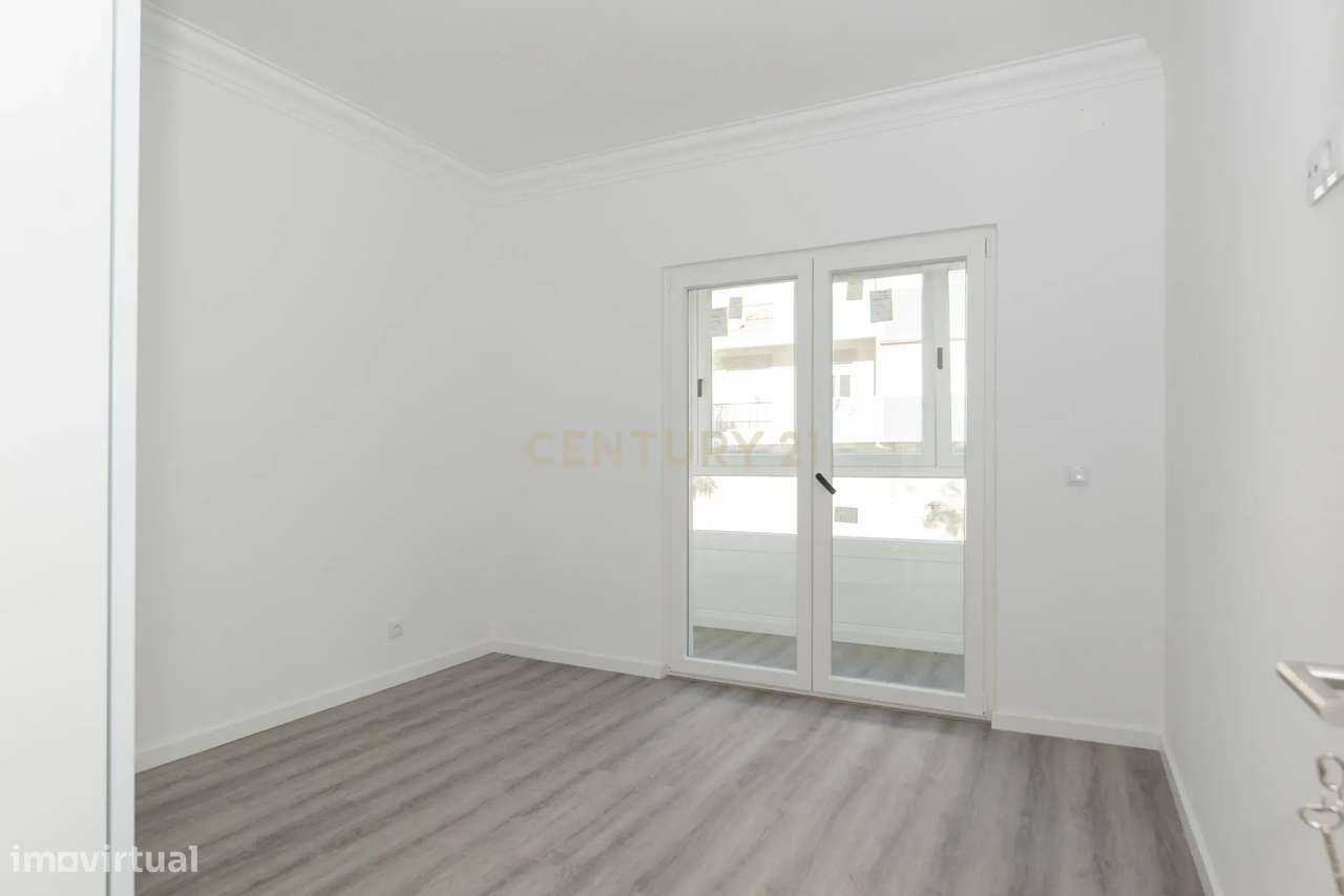 T2 totalmente remodelado com cozinha independente no centro de almada-11