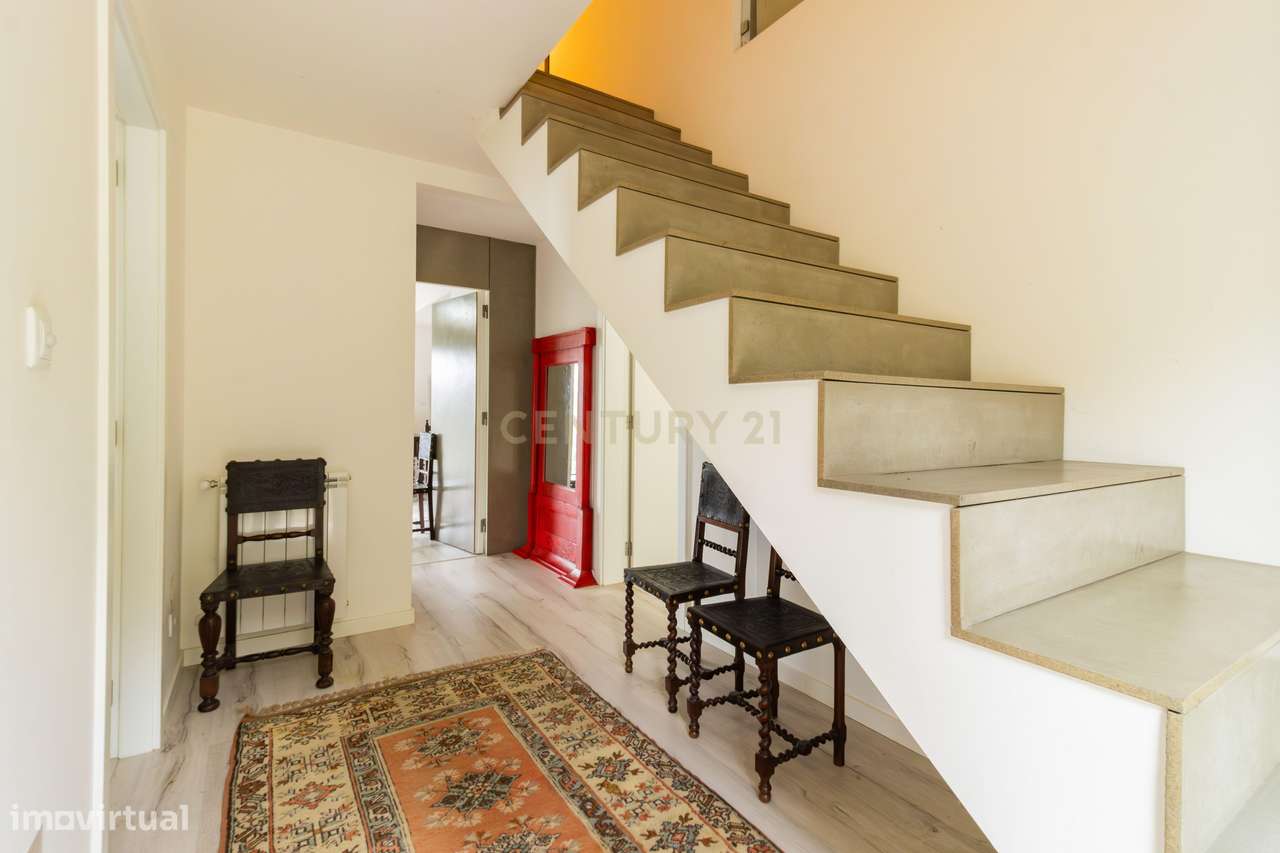 Moradia T3 de arquitetura contemporânea-17