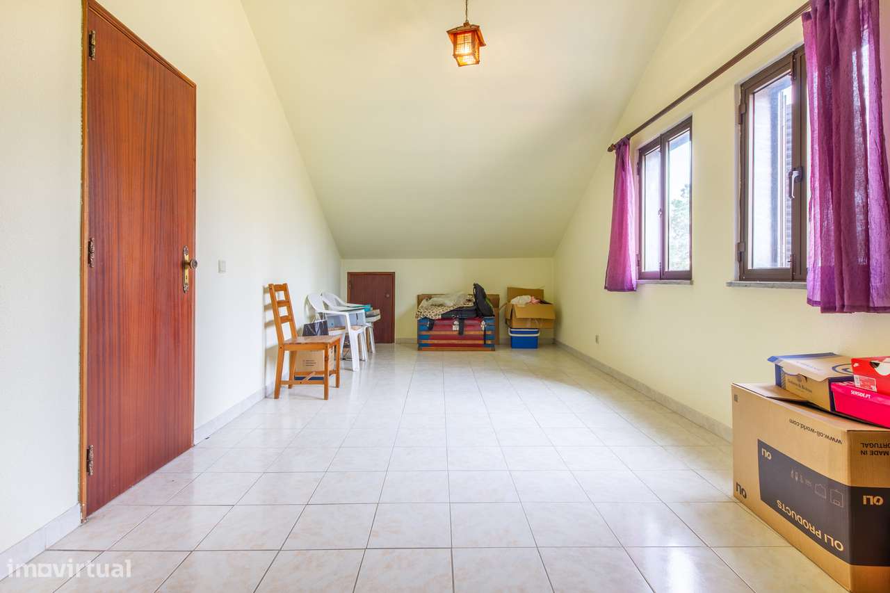 Moradia T5 isolada com jardim e terraço em Quinta do Conde-11