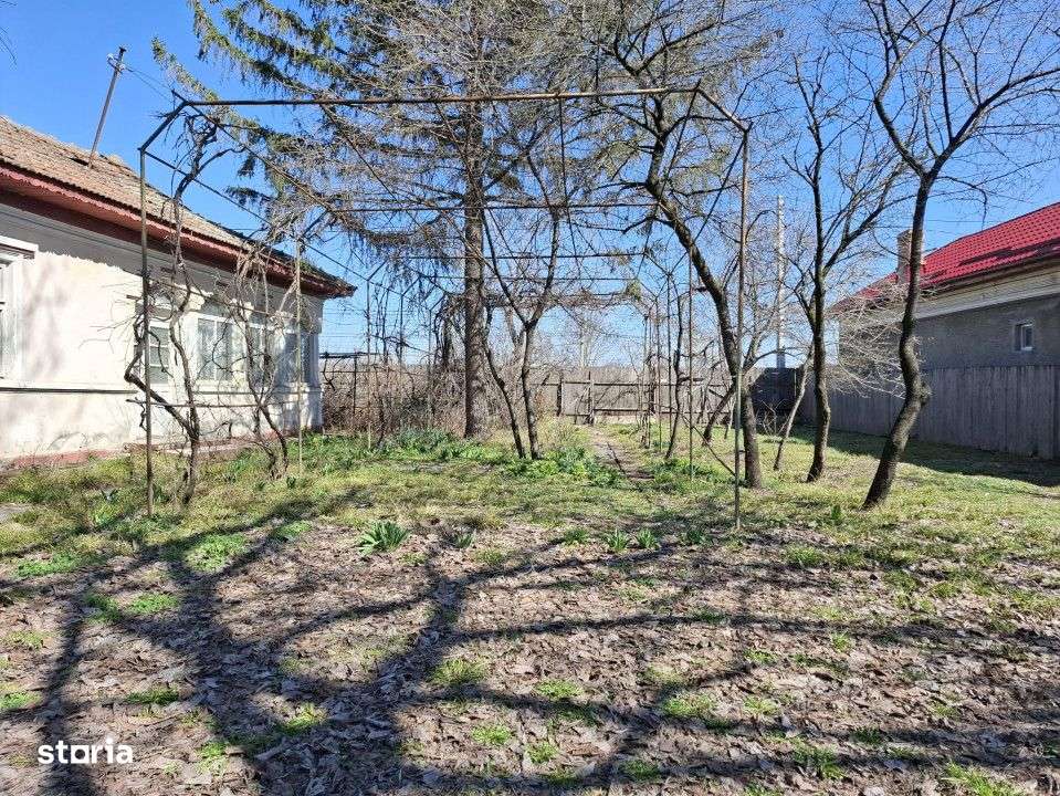 Vanzare teren + casa batraneasca in Racari, la DN71-9