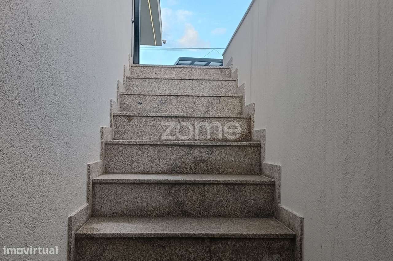 Moradia Térrea Semi- nova com piscina-29