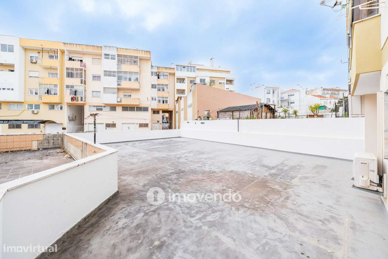Apartamento T3, com terraço e arrecadação, em Mem Martins-11