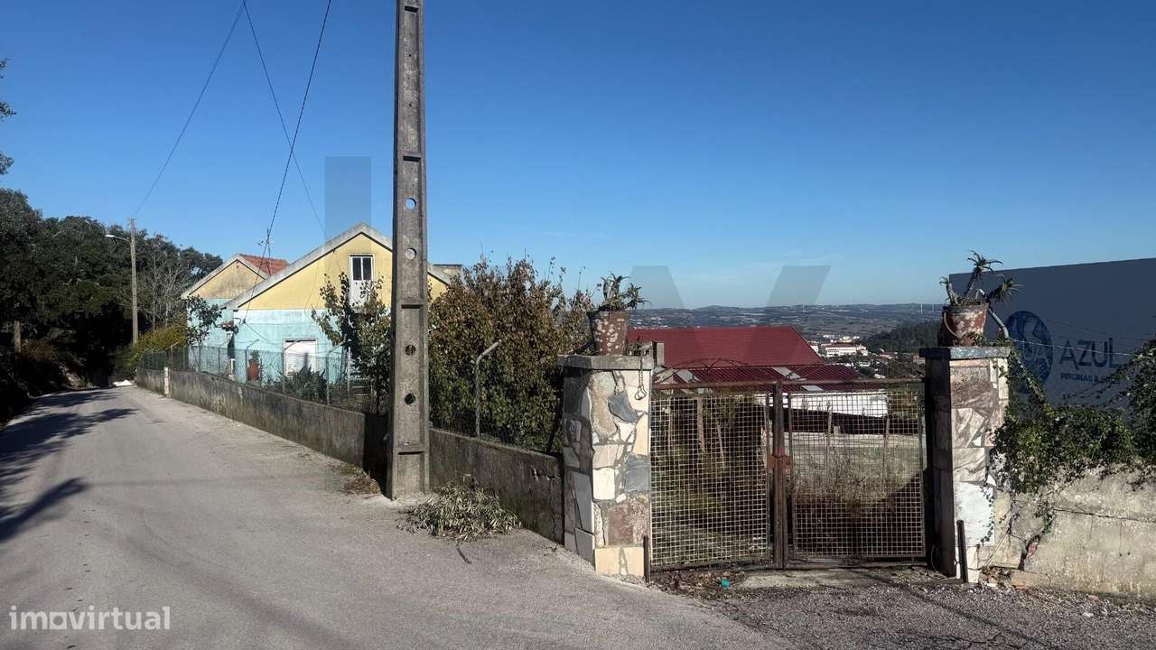 Moradia para reconstrução | Terreno 1.506 m2 | Vista campo | Periferia-1