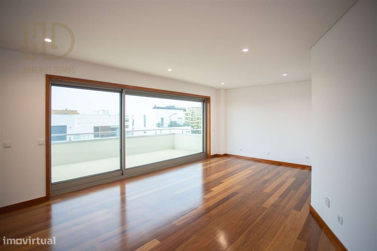Moradia T3+1 de Luxo com 405m2 a 200 Metros da Praia em Canidelo.-34