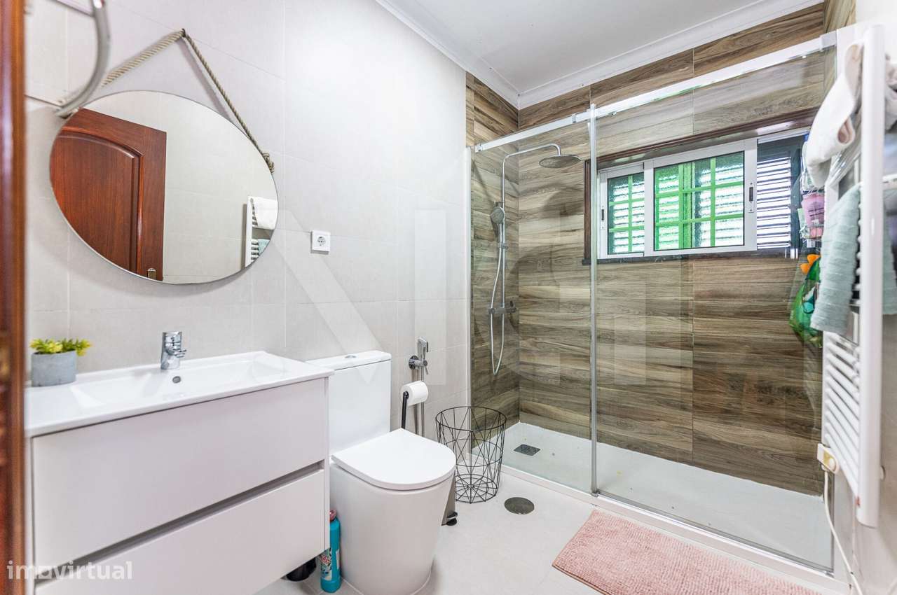 Moradia T4 com pátio, jardim e garagem em Covelas - Trofa-29