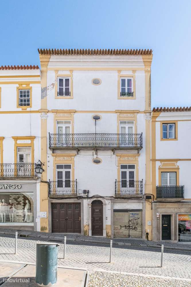 "Exclusiva Moradia Senhorial no Coração Histórico de Évora."-18