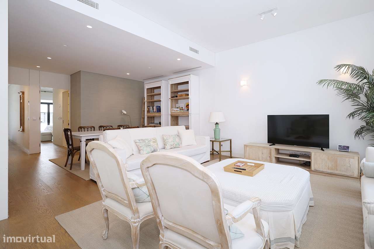 Apartamento T2 - Junto à Av. Liberdade - Totalmente Mobilado - Garagem-14