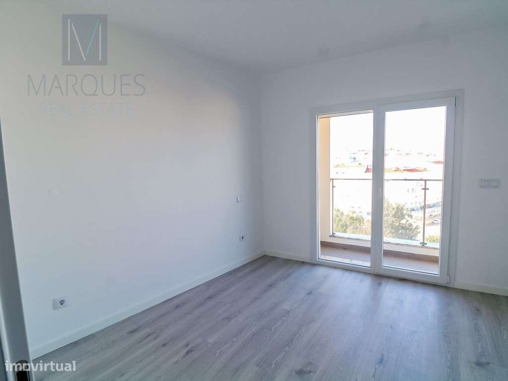 Apartamento T3 com Parqueamento em Santa Marta do Pinhal - Corroios-9