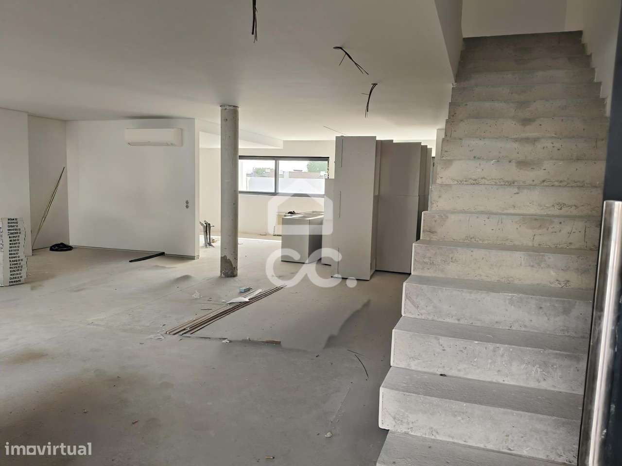 Moradia T3 Nova com 3 Suites, Jardim e Terraço – Design Contemporâneo-4