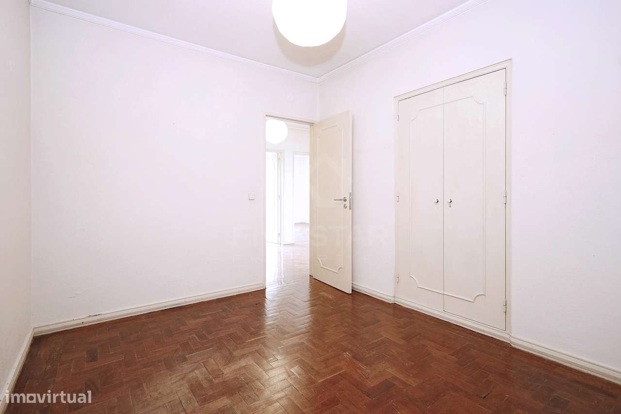 T4 Duplex - Parede - Vista Mar - Varanda - Garagem - Para Renovação-36