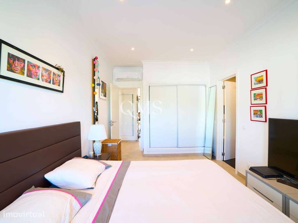 Duplex contemporâneo de três níveis em Santa Bárbara de Nexe, Algarve-16