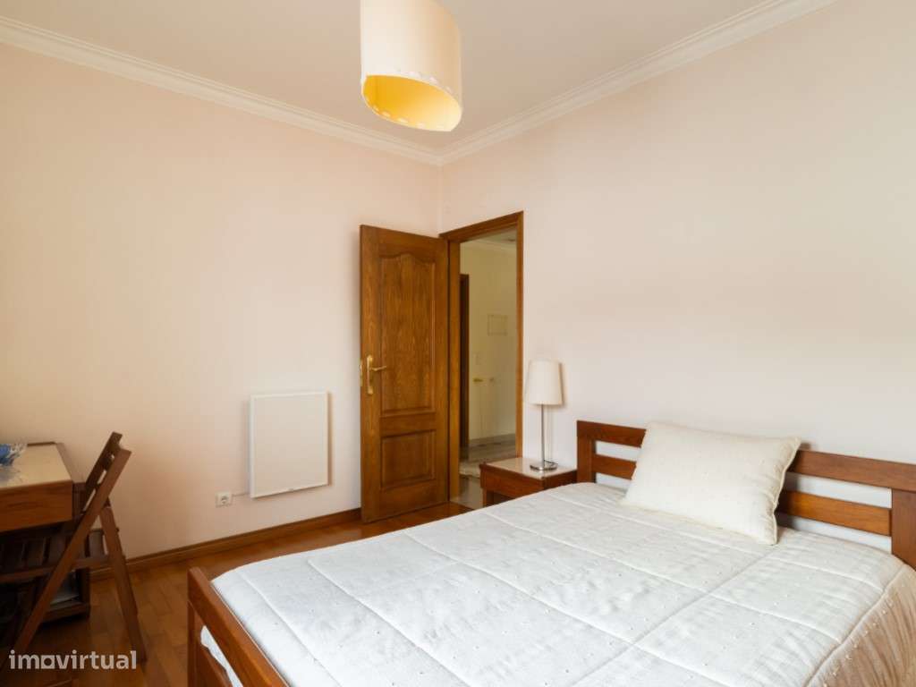 Moradia T4+1 localizada no bairro do 'Casal Novo'.-5