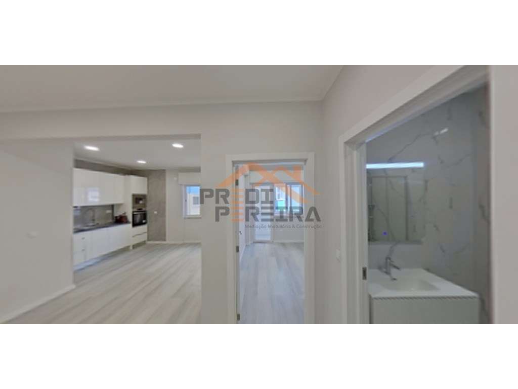 Situado no centro da Amadora. T1 com varanda, remodelado.-11