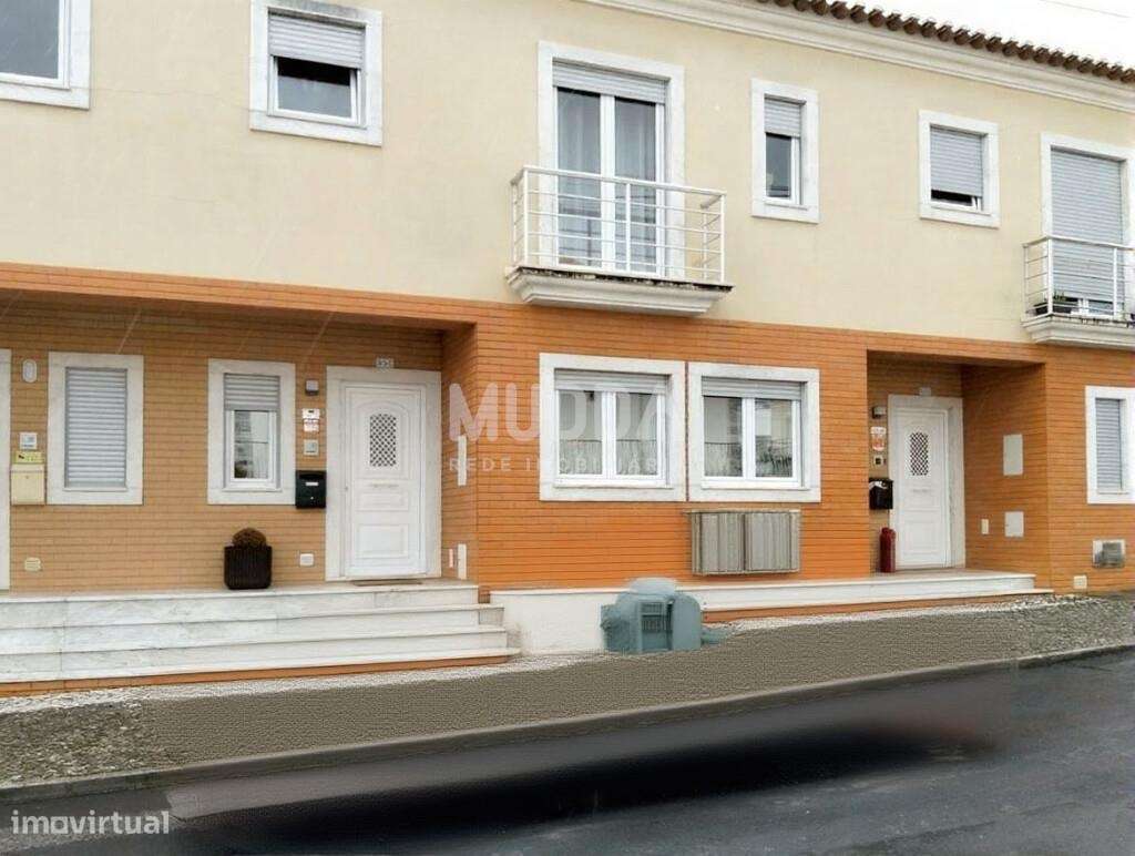 Moradia T3 Contemporânea com Suite, Painéis Solares, Garagem e Terraço-31