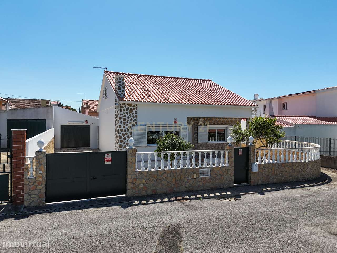 MORADIA TÉRREA T2+2 COM GARAGEM E PISCINA AQUECIDA, NA SILVEIRA, A 5 M-42