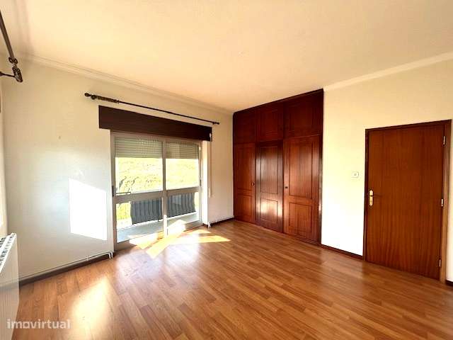 Moradia T4 isolada com jardim e garagem-10