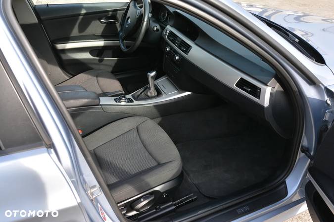 BMW Seria 3 318d Touring Luxury Line - 10