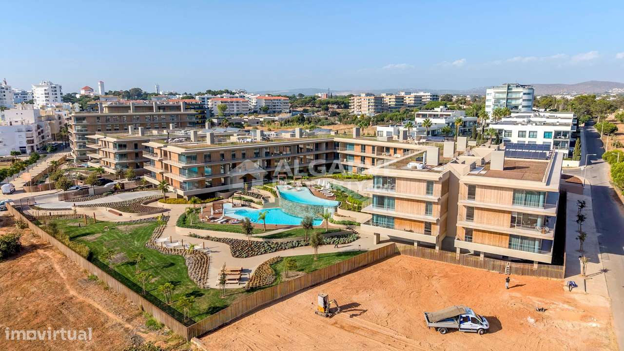 Luxuoso apartamento T2 novo em frente à Praia de Quarteira, Algarve-0