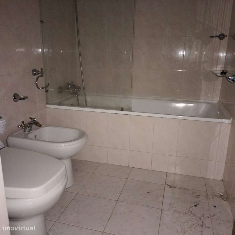 Apartamento T2 com lugar garagem e arrumo, remodelação incluída-8