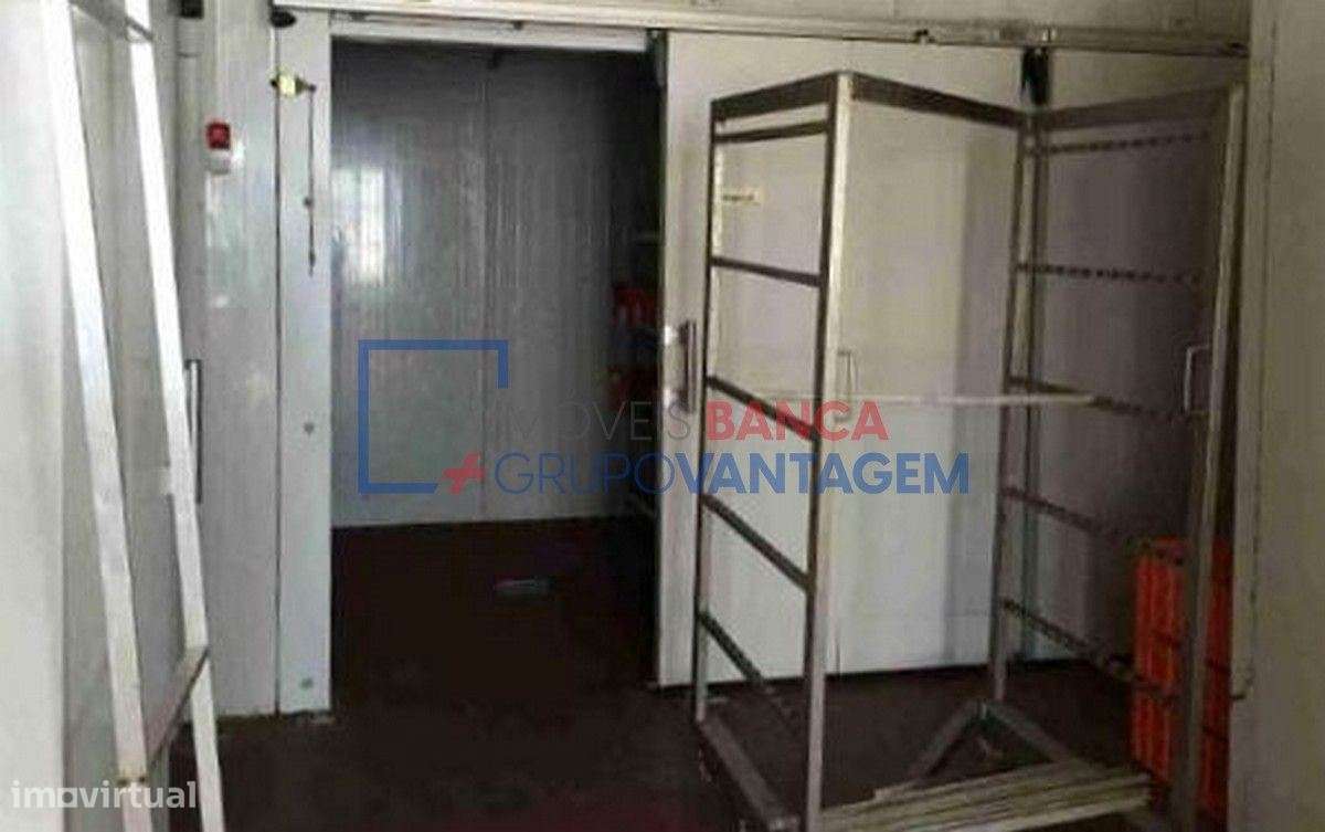 Edificio de 2 pisos, com logradouro, para armazém ou actividade ind... - Grande imagem: 5/6