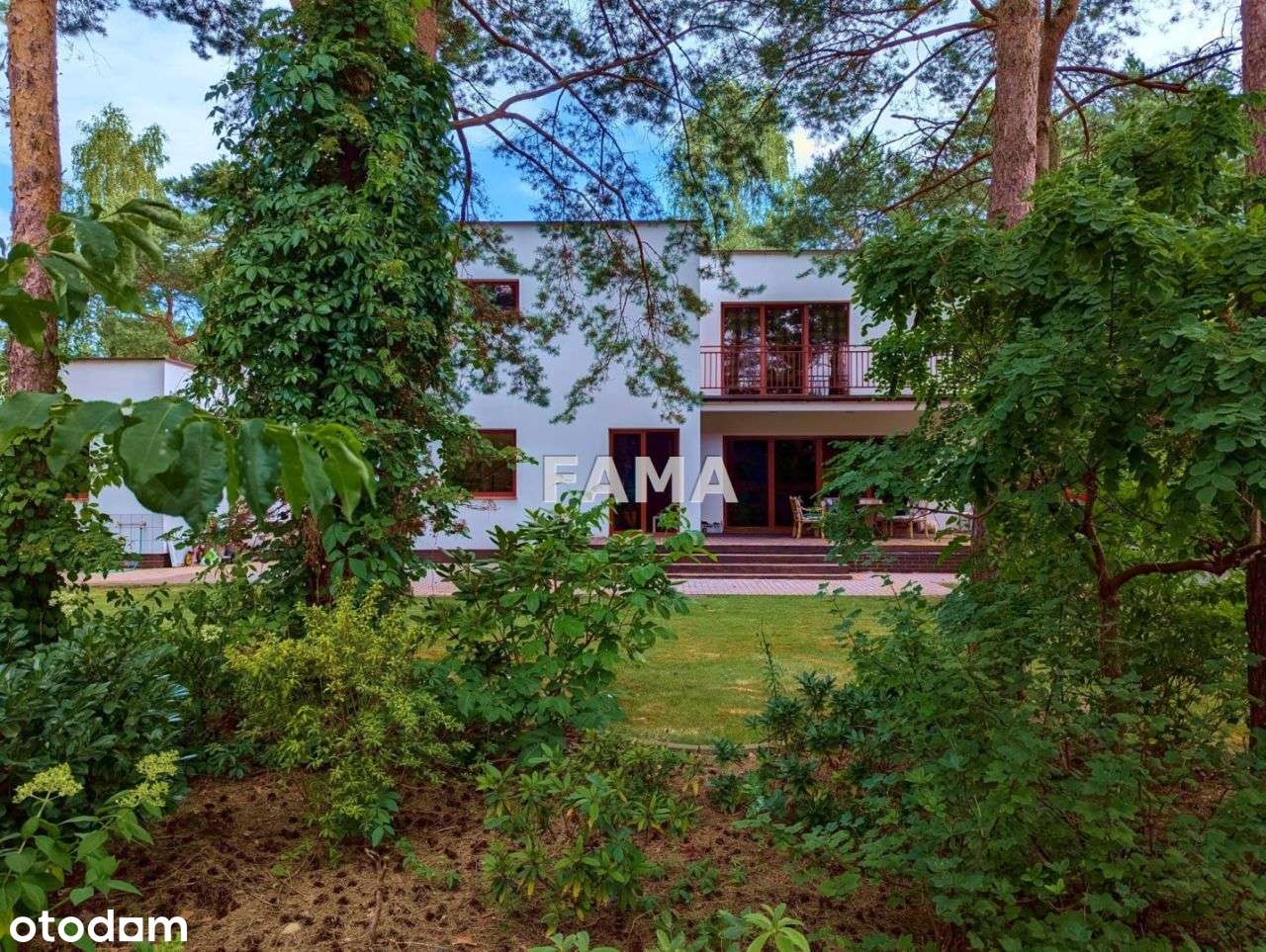 Nowoczesny dom 300 mkw, działka 1556 mkw, Michelin-4