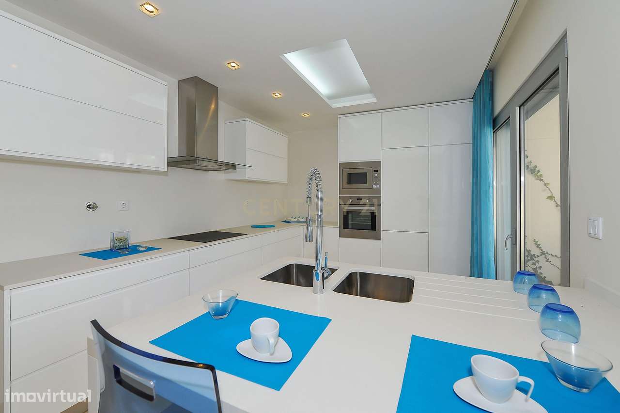 Moradia T3+1 Alto da Parede, em Condomínio Fechado com Vista Mar-6