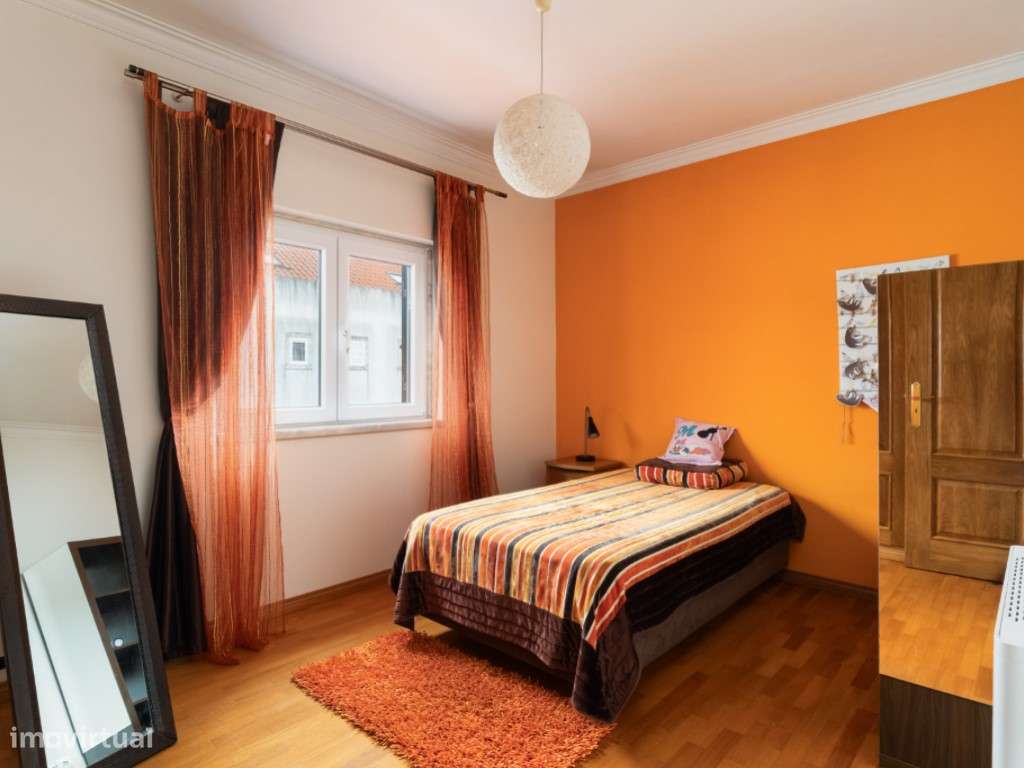 Moradia T4+1 localizada no bairro do 'Casal Novo'.-6