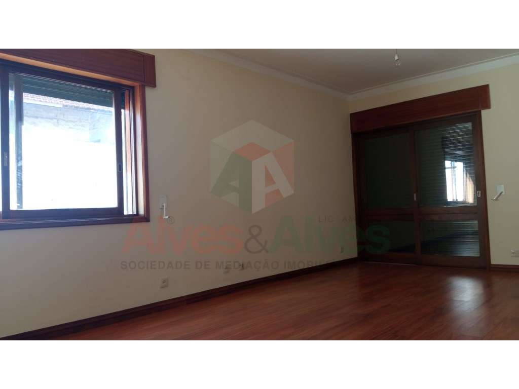 Moradia T5 de 4 frentes em Folgosa, Maia-10