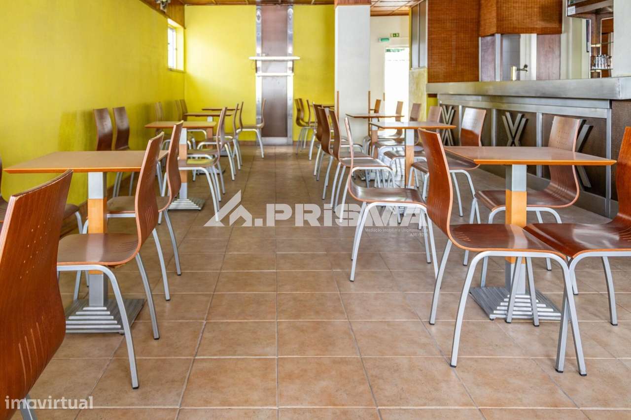 Espaço comercial com cave convertida em Apartamento para venda em Cast - Grande imagem: 4/21