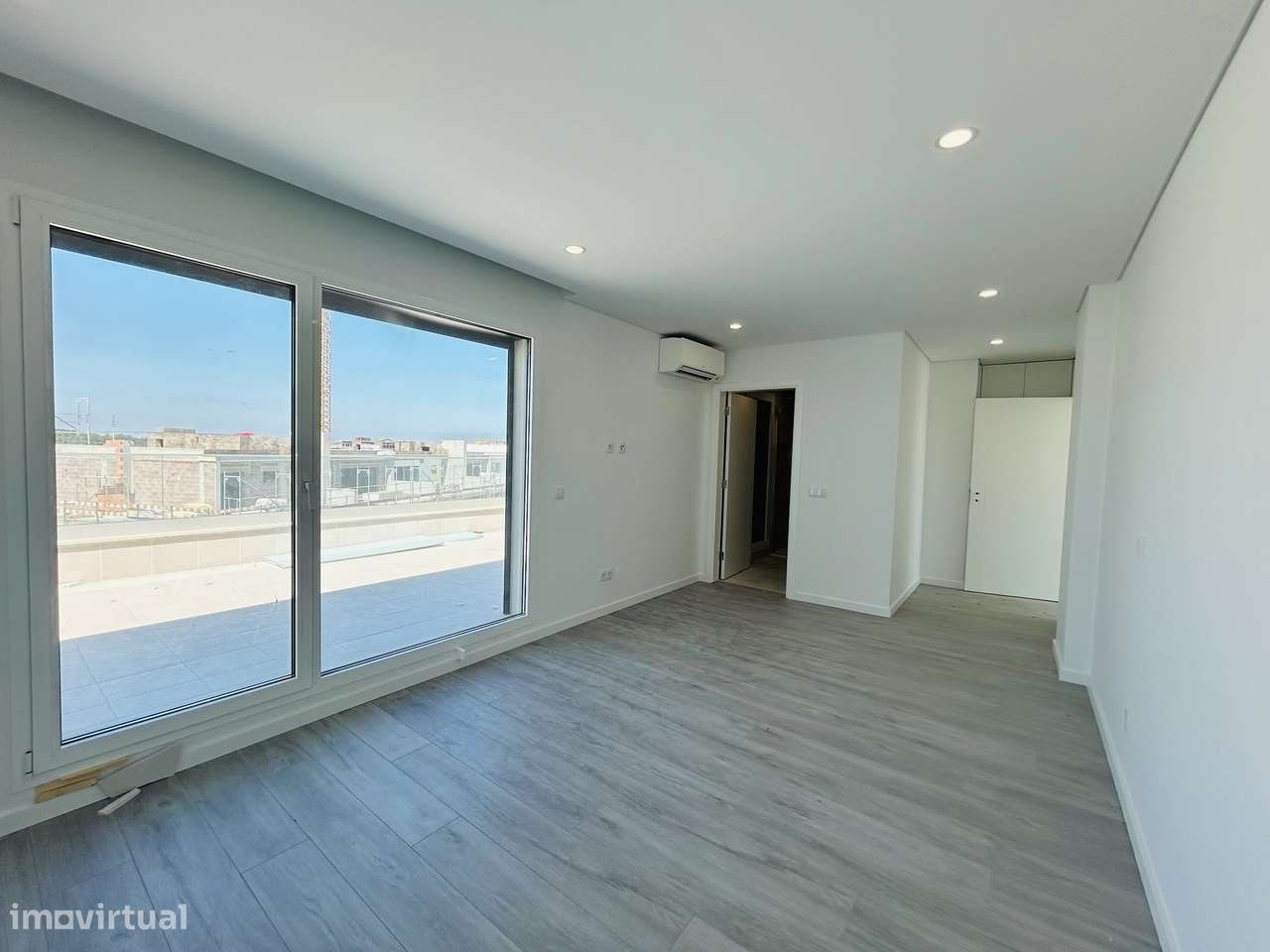 Moderno T4 Duplex com Terraço e Garagem-7