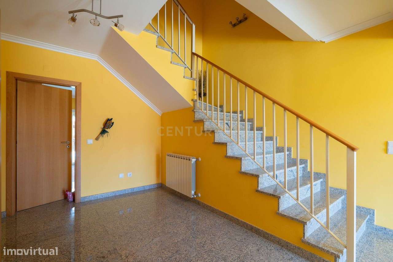 Moradia T3 - C/ espaço exterior e piscina-13