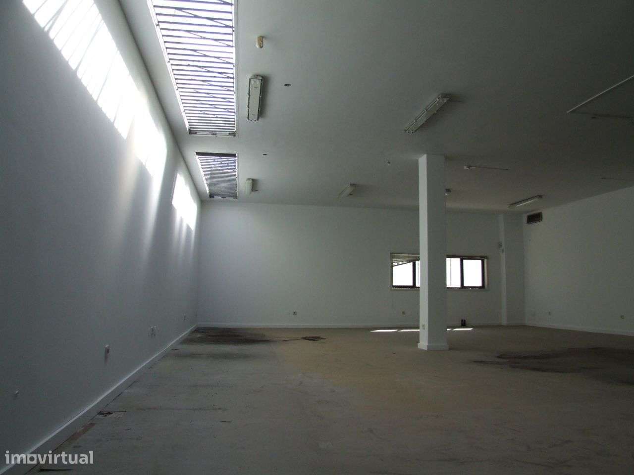 Armarém+ cave + 2 lugares de garagem- A 28-9